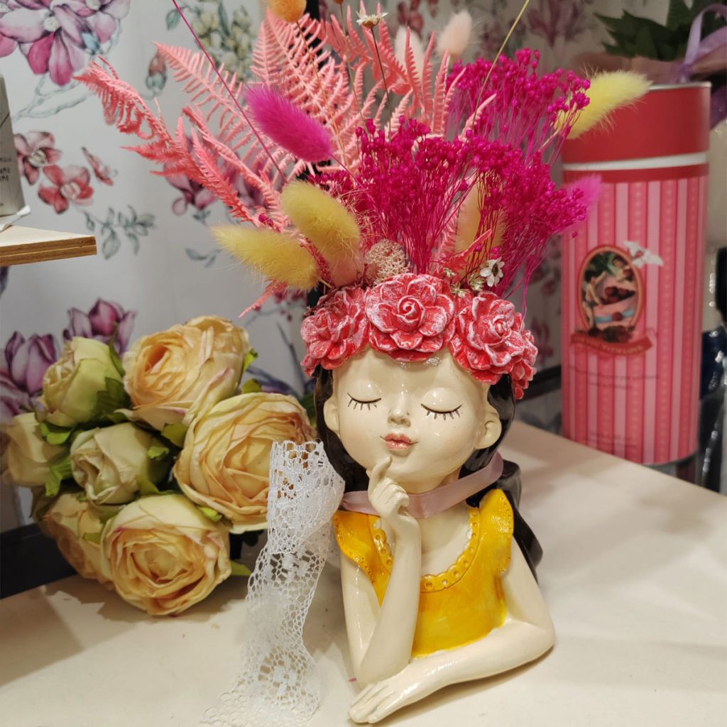 Statuina ragazza con dry flowers