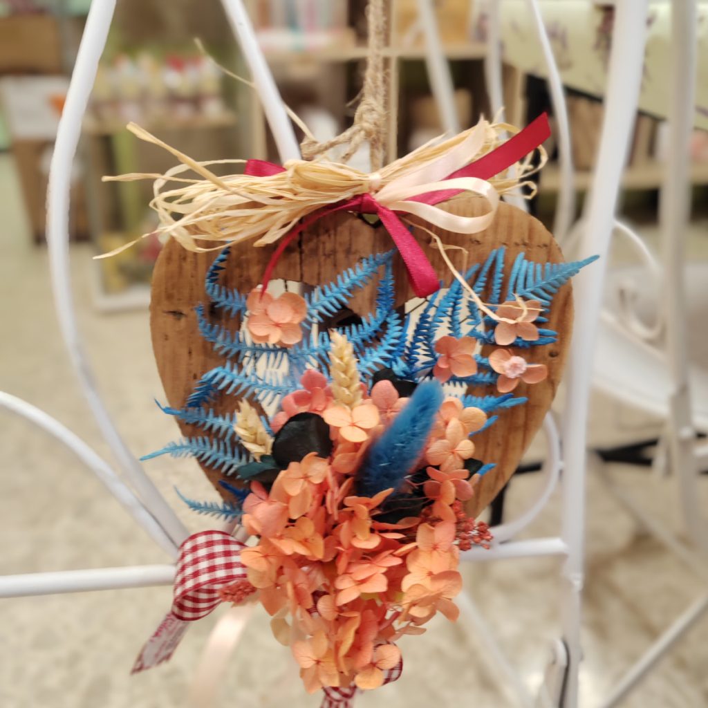 Cuore in legno con fiori stabilizzati