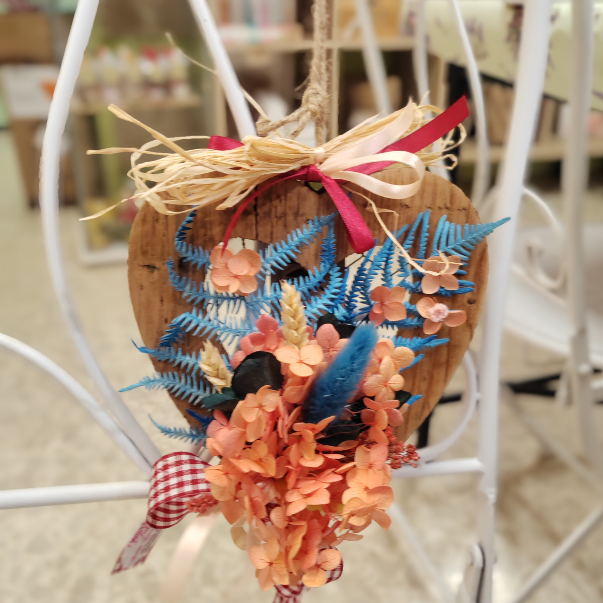 Cuore in legno con fiori stabilizzati