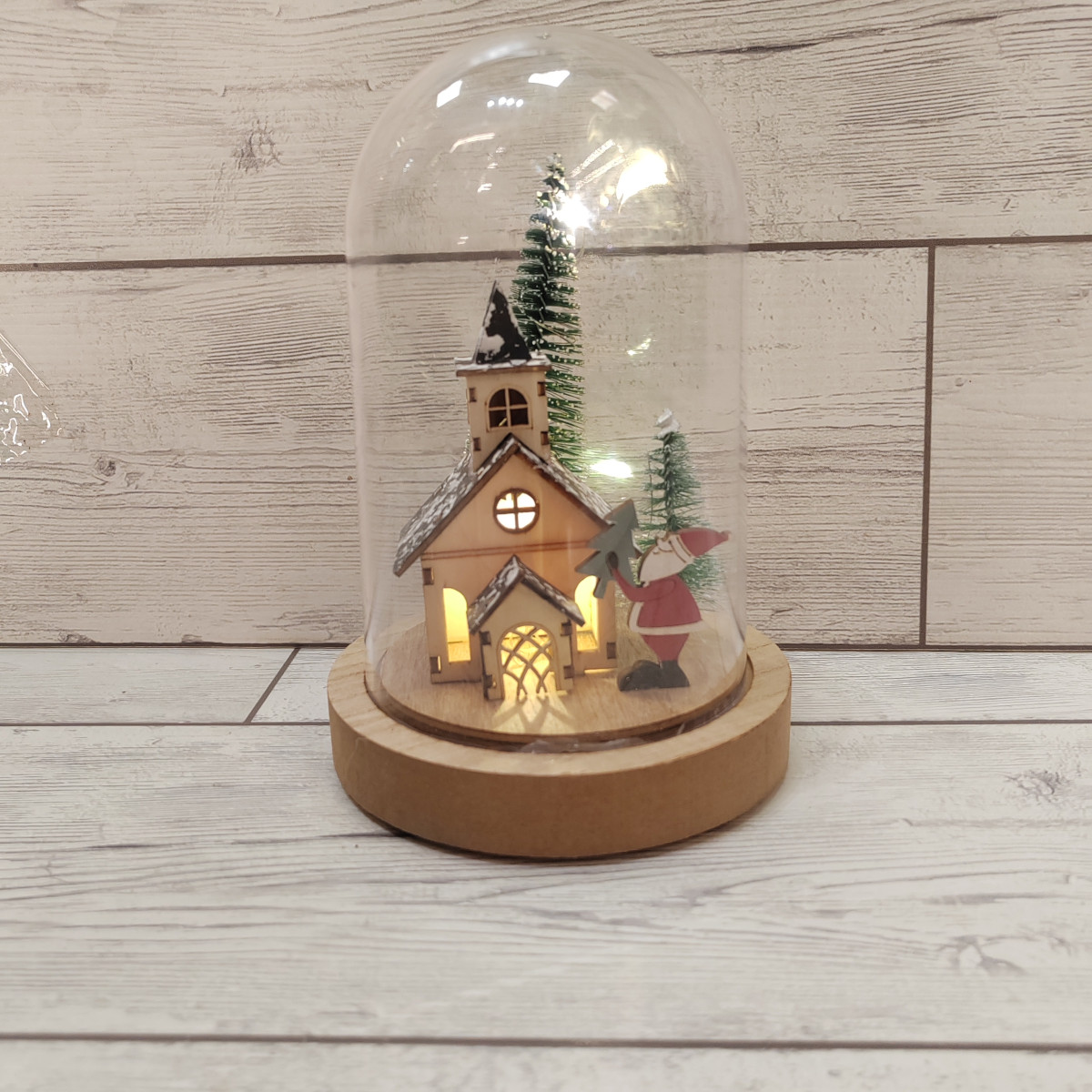 Paesaggio in legno con babbo natale