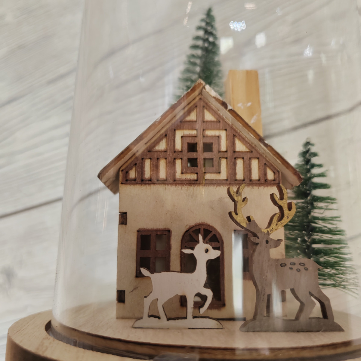 Paesaggio in legno con renne