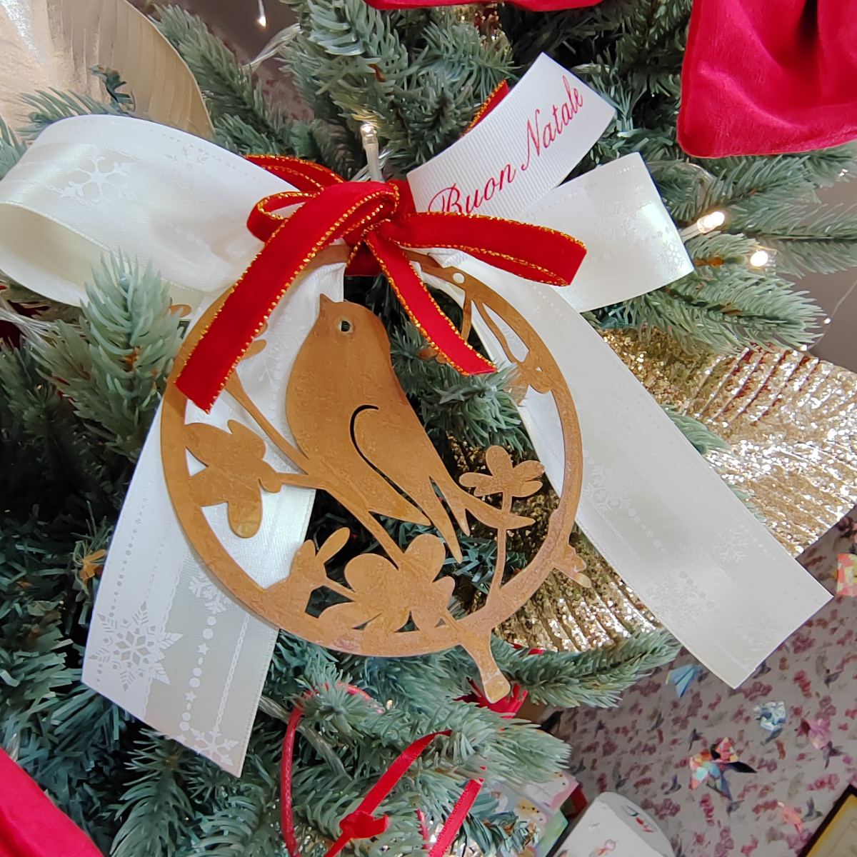 Uccellino vintage in metallo con fiocco