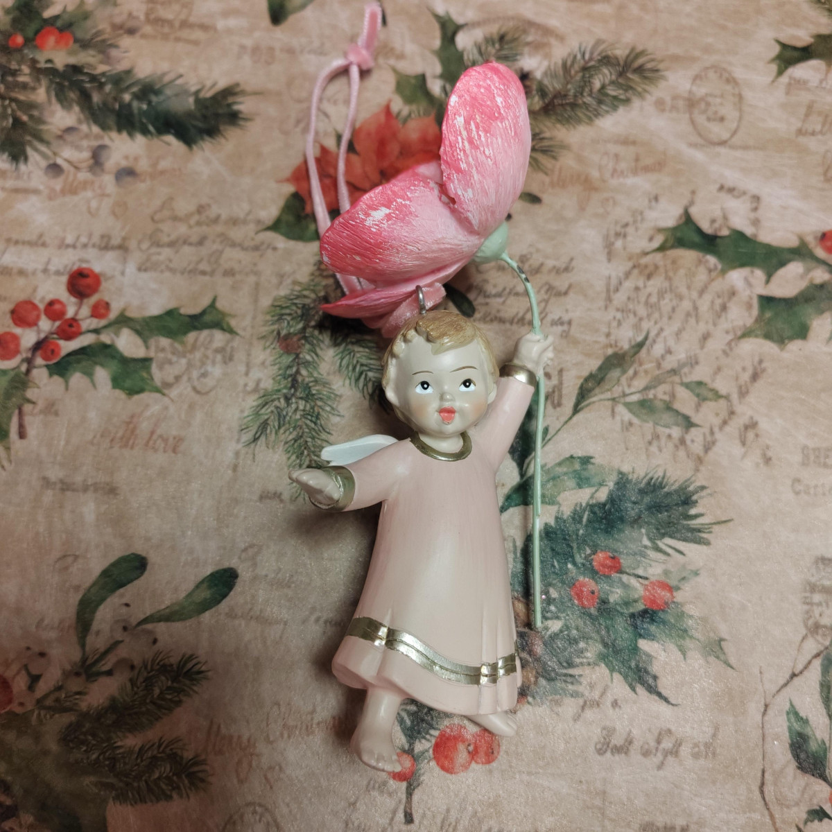 Angioletto con fiore di ciliegio rosa scuro