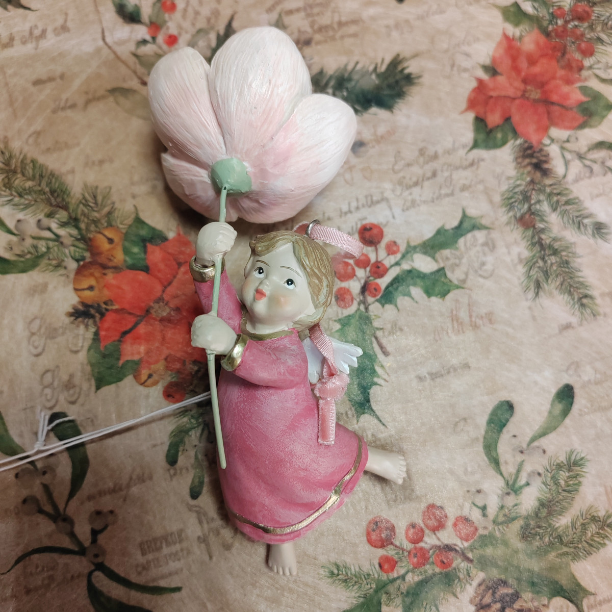 Angioletto con fiore di ciliegio rosa chiaro