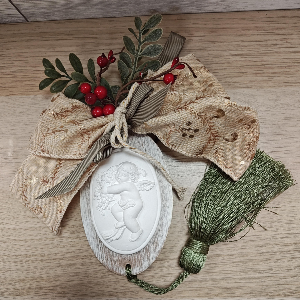 Angioletto in gesso da appendere con nappina