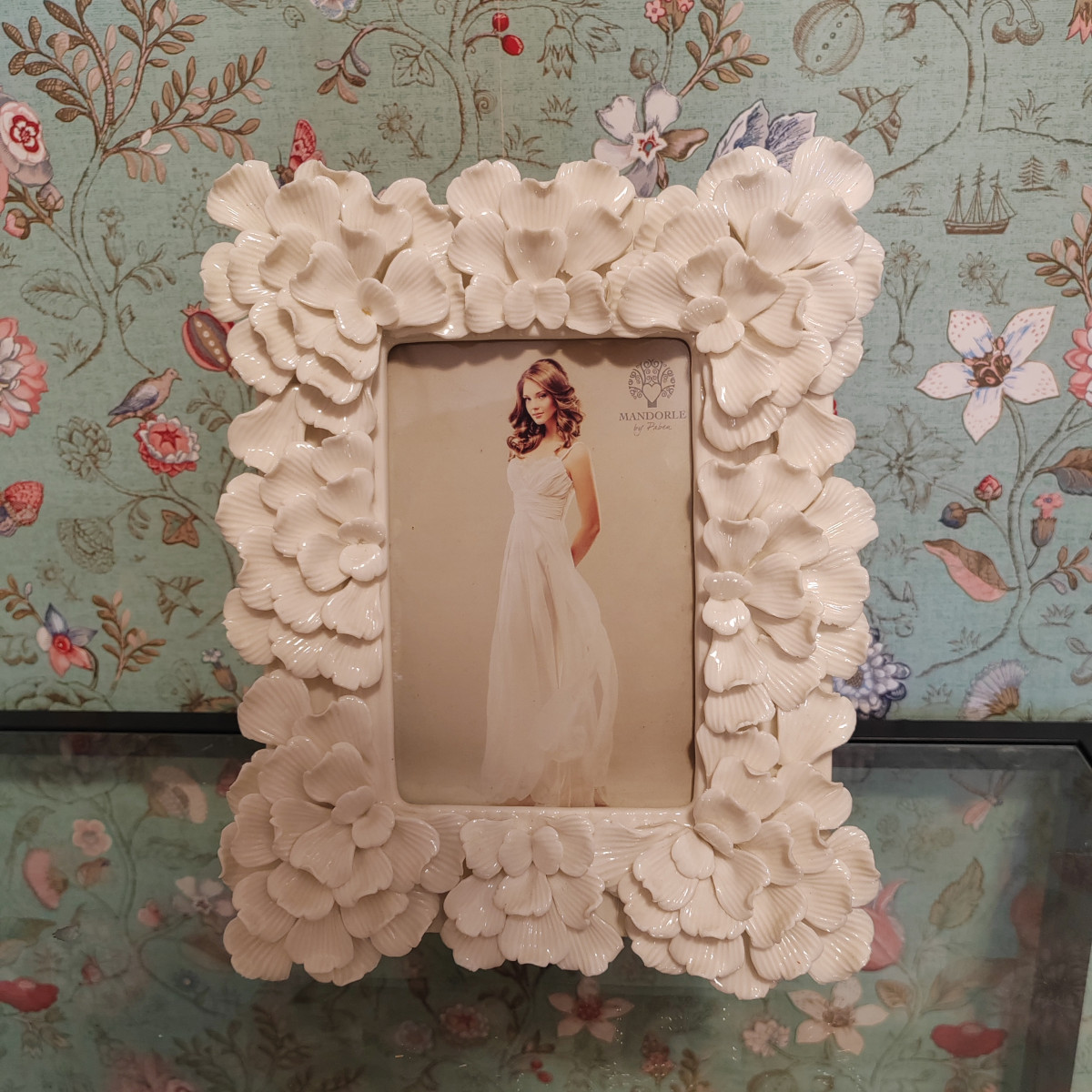 Cornice porcellana con petali