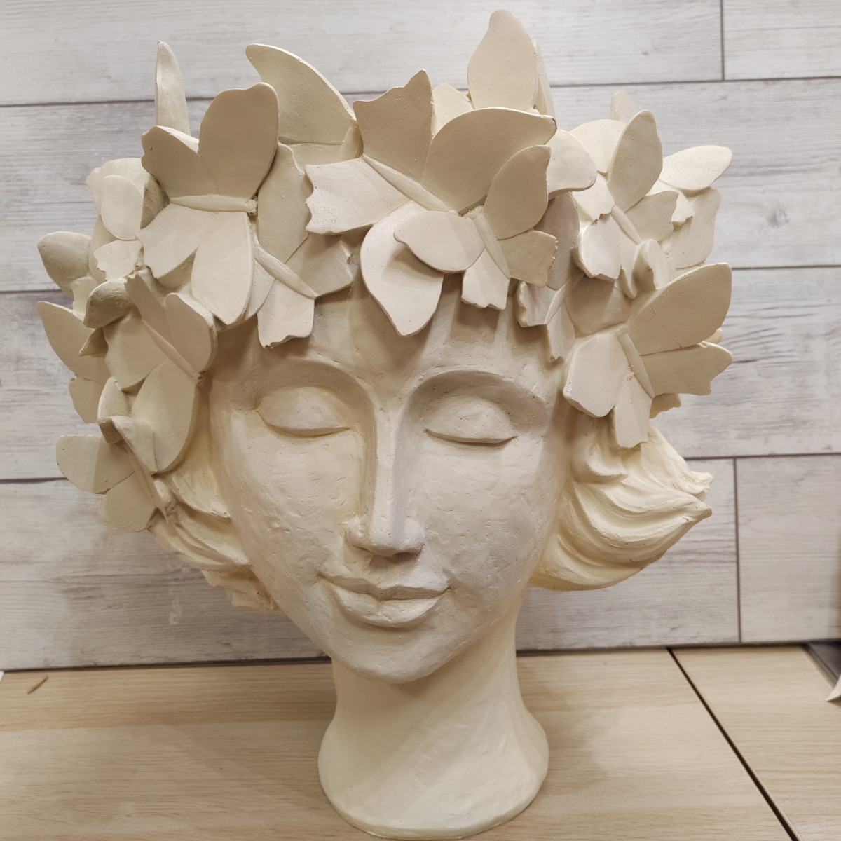 Vaso donna con farfalle