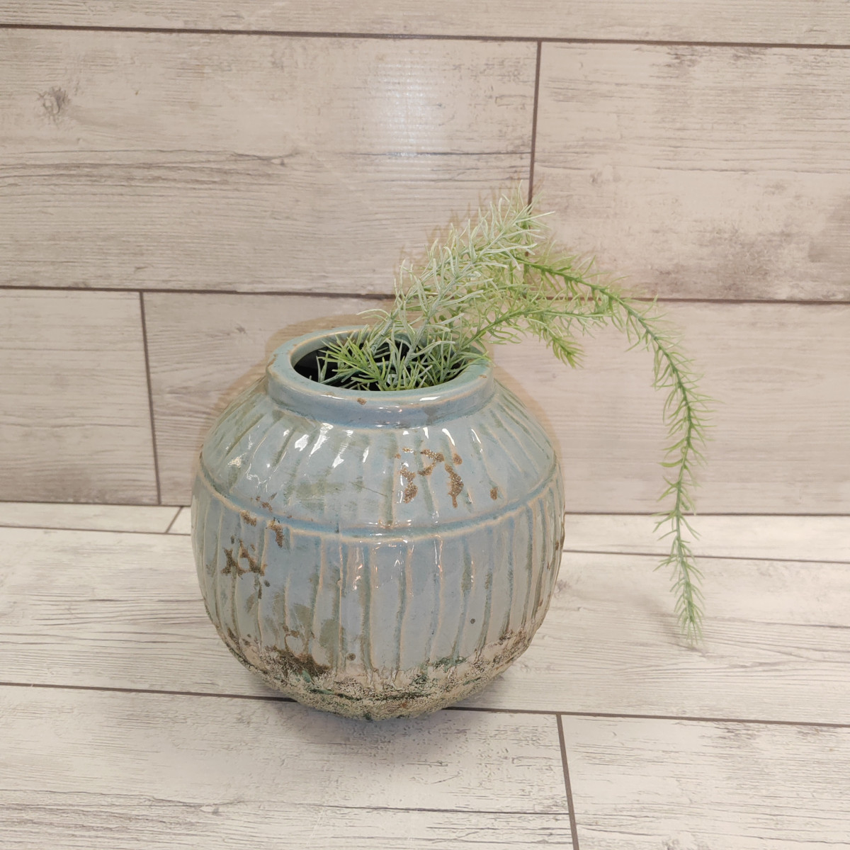 Vaso materico azzurro con scanalature