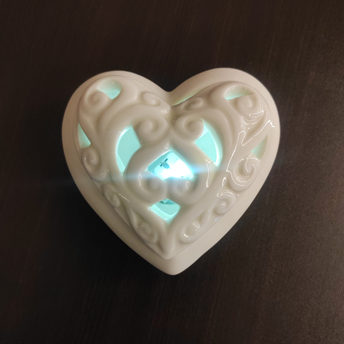 Cuore traforato in coccio con led