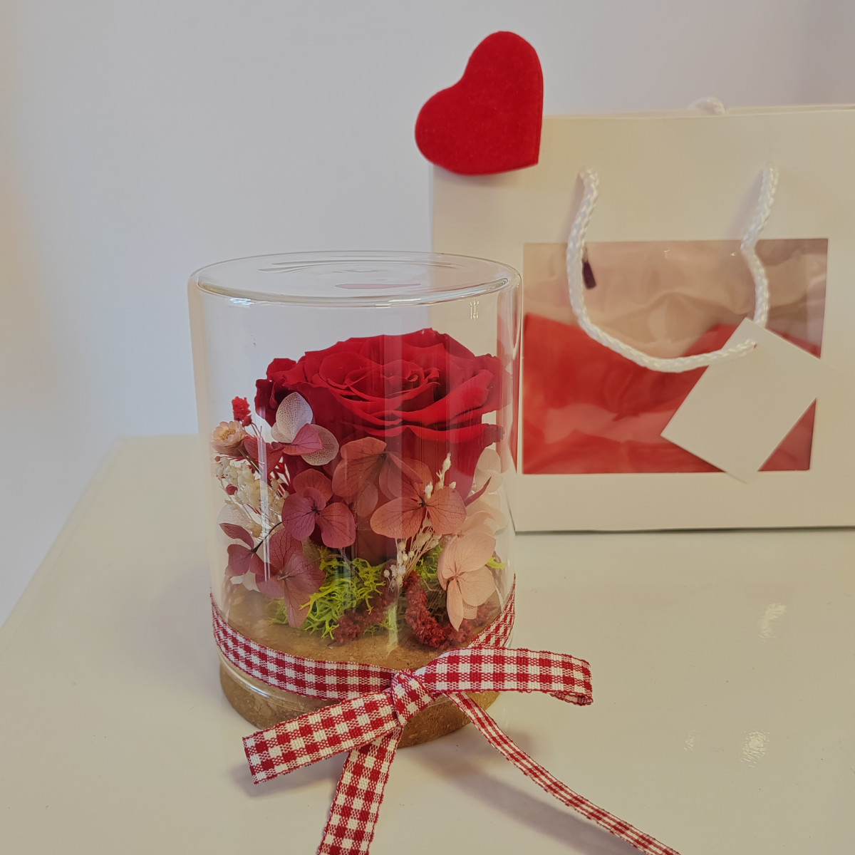 Composizione sotto vetro