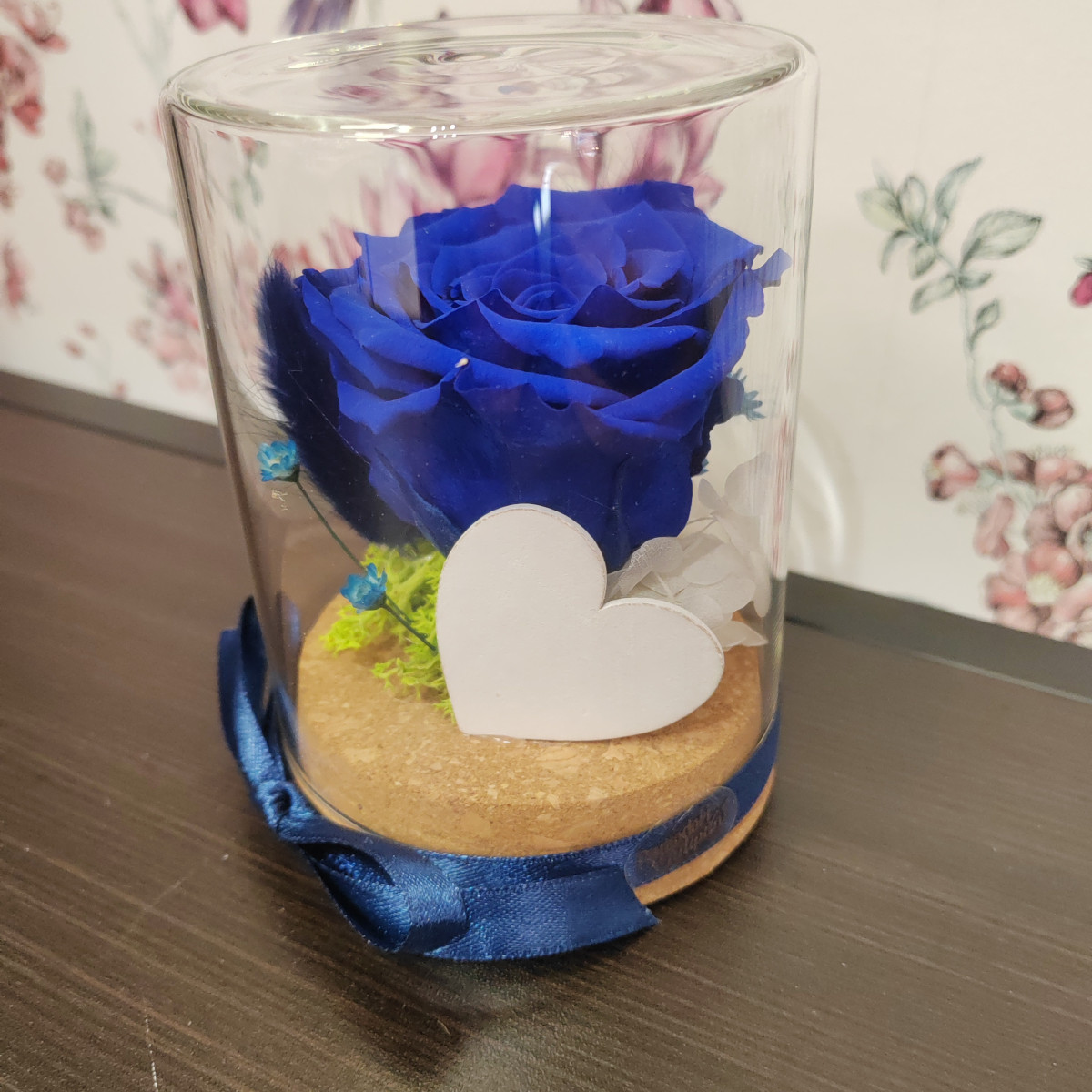 Composizione sotto vetro tappo in sughero blu