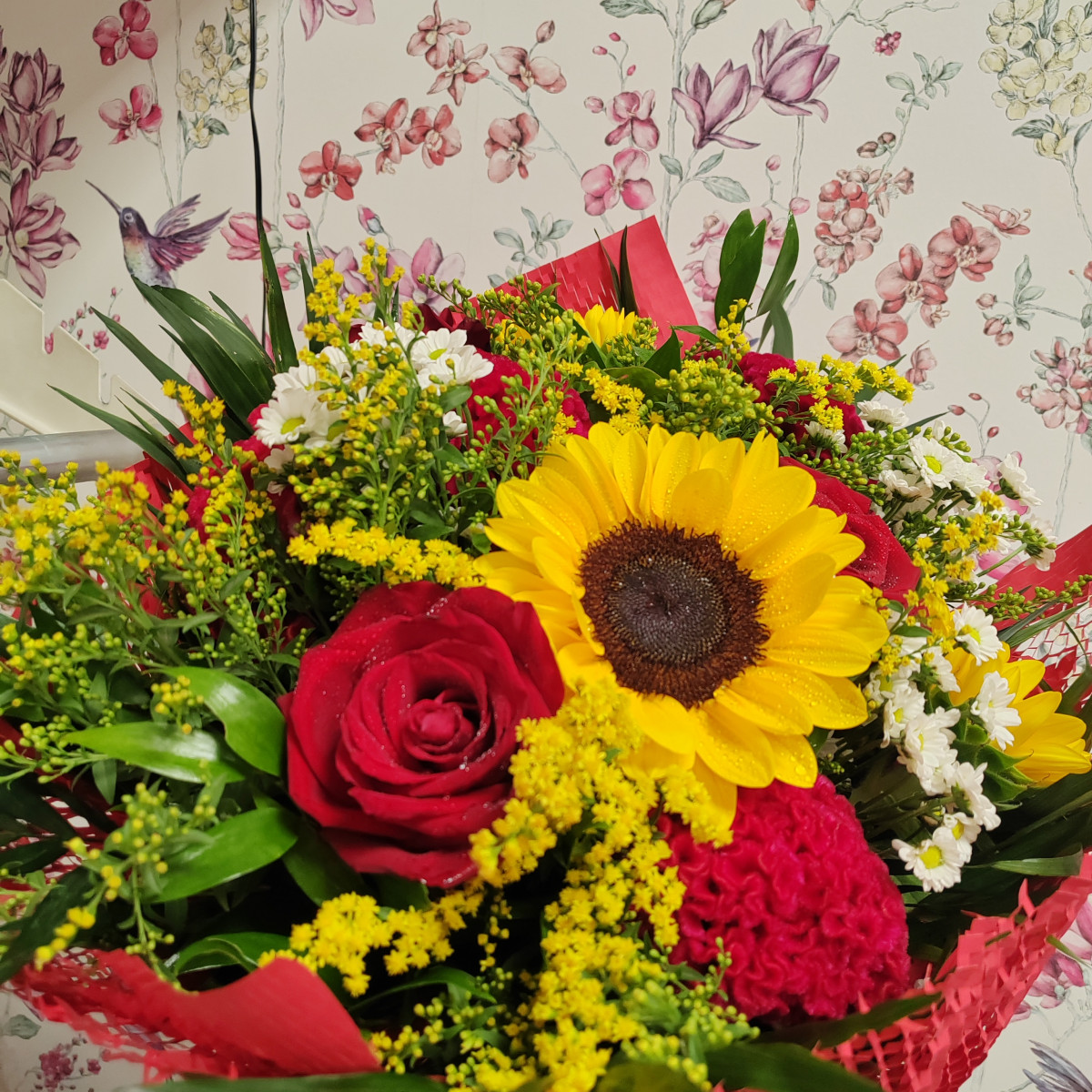 Rose rosse e girasoli