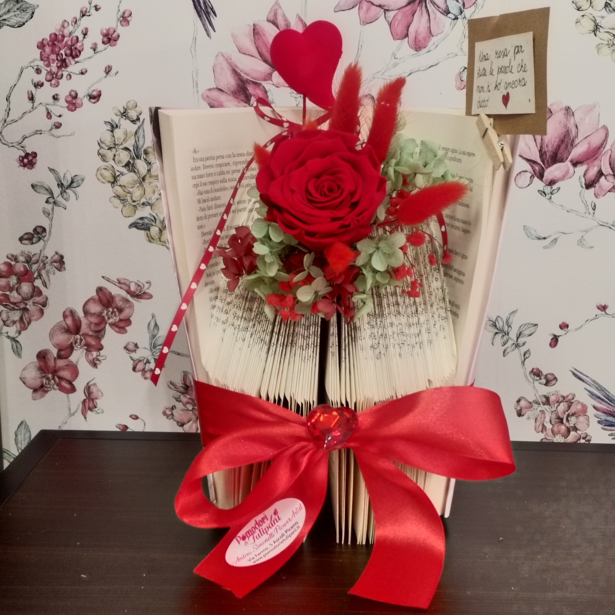 Composizione Rosa stabilizzata e libro