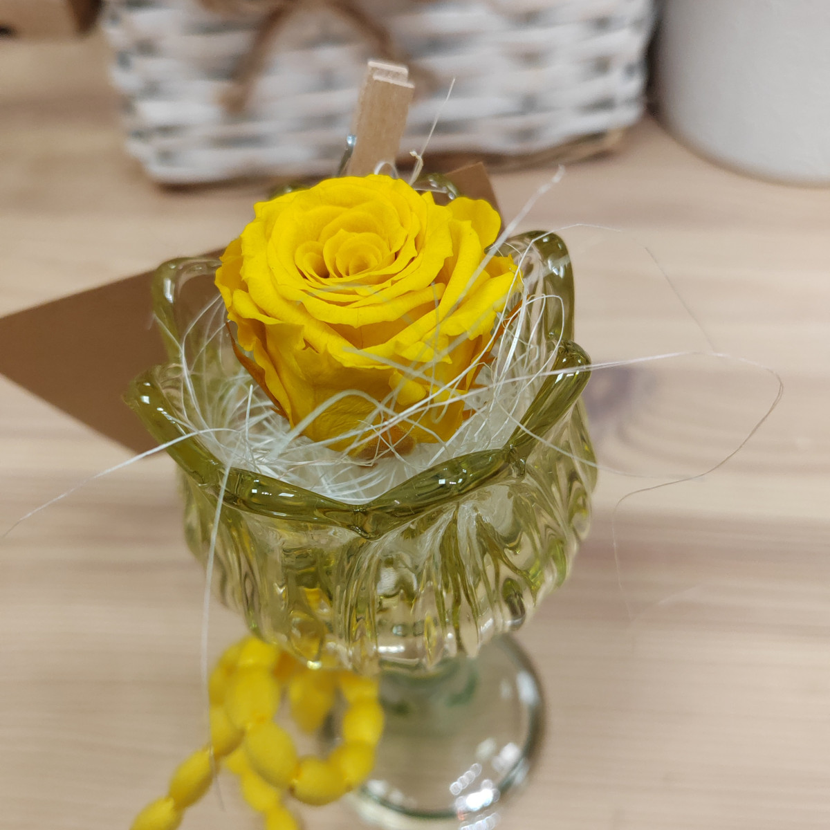 Rosa gialla su tulipano giallo