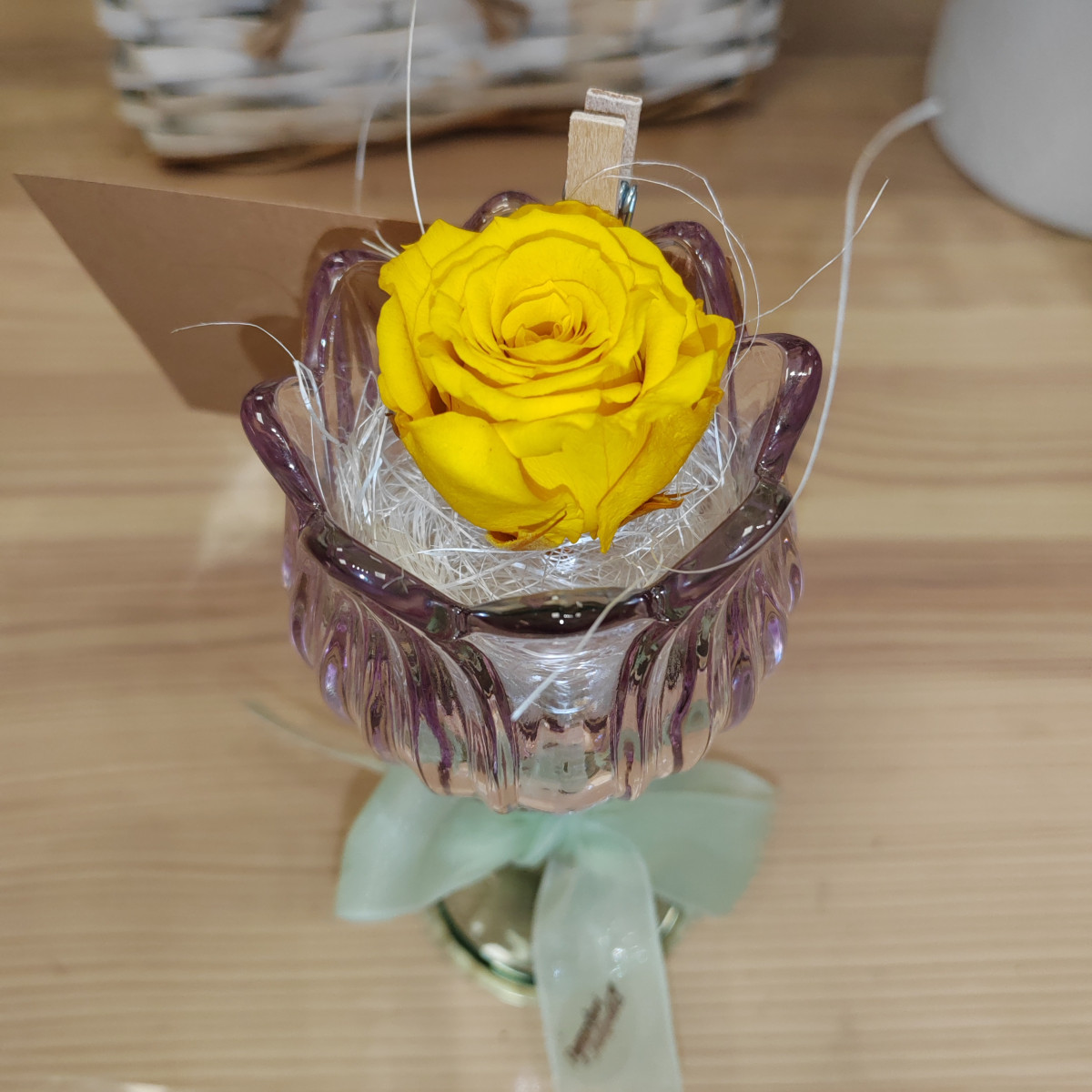 Rosa gialla su tulipano lilla