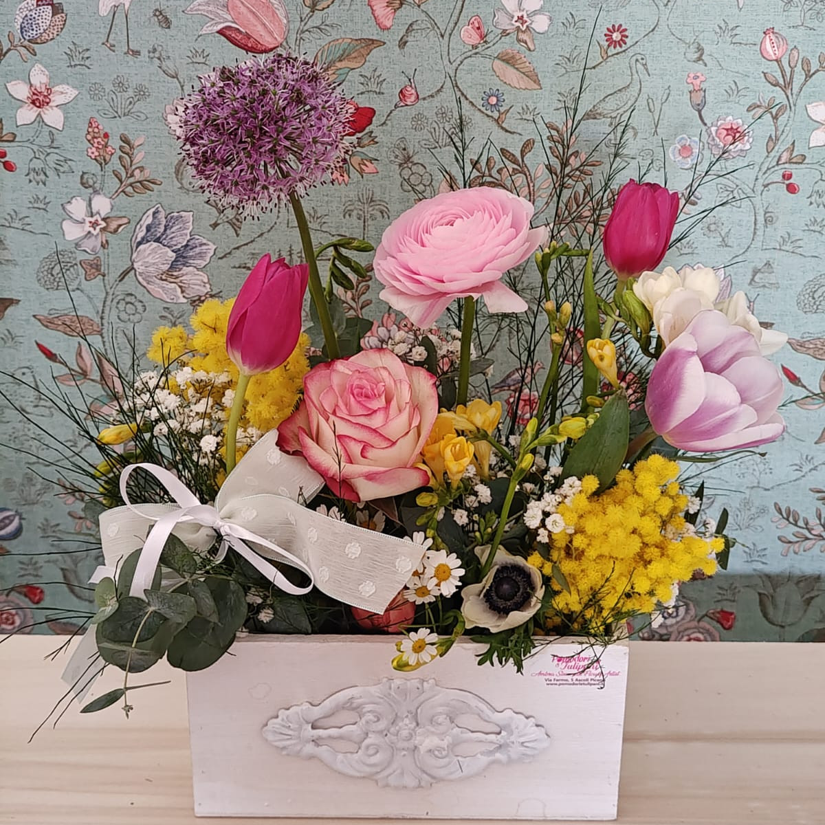 Composizione su cassetta toni del rosa