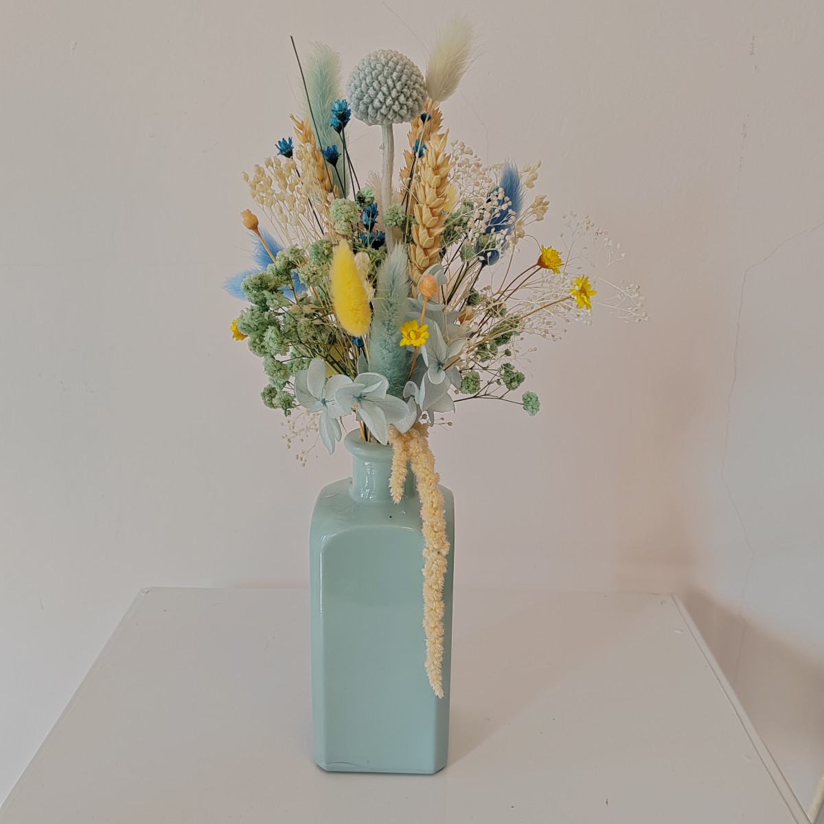 Vasetto fiori preservati con qualcosa in giallo