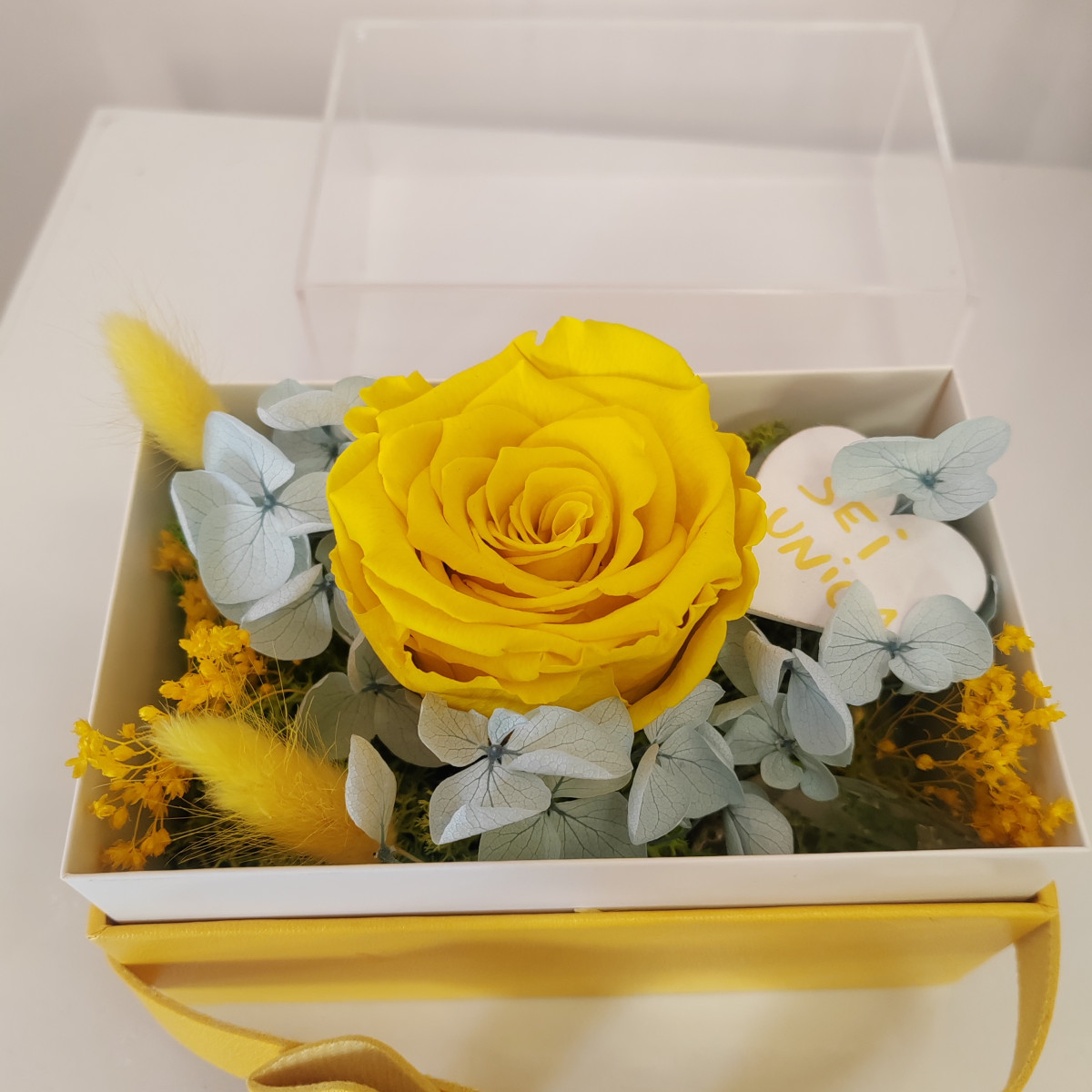 Cofanetto giallo con coperchio plexiglass e rosa gialla