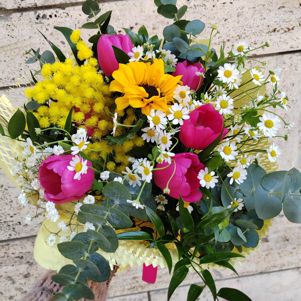 Bouquet romantico mimosa, tulipani e fiori di stagione (misura standard, colore casuale)