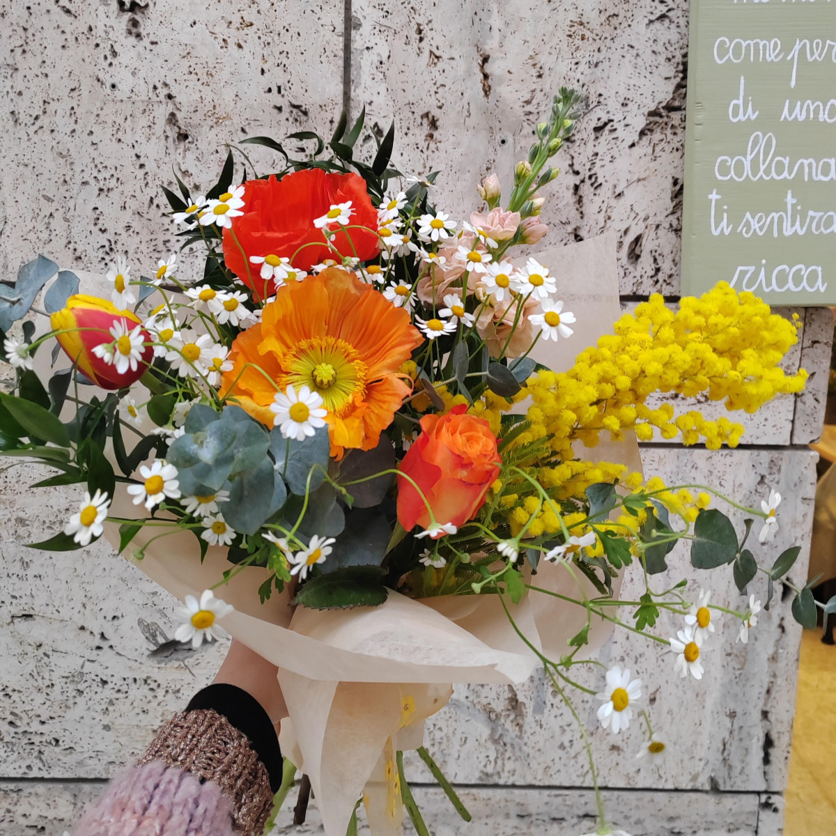 Bouquet con mimosa e fiori stagione nei toni giallo arancione rosso (misura standard)