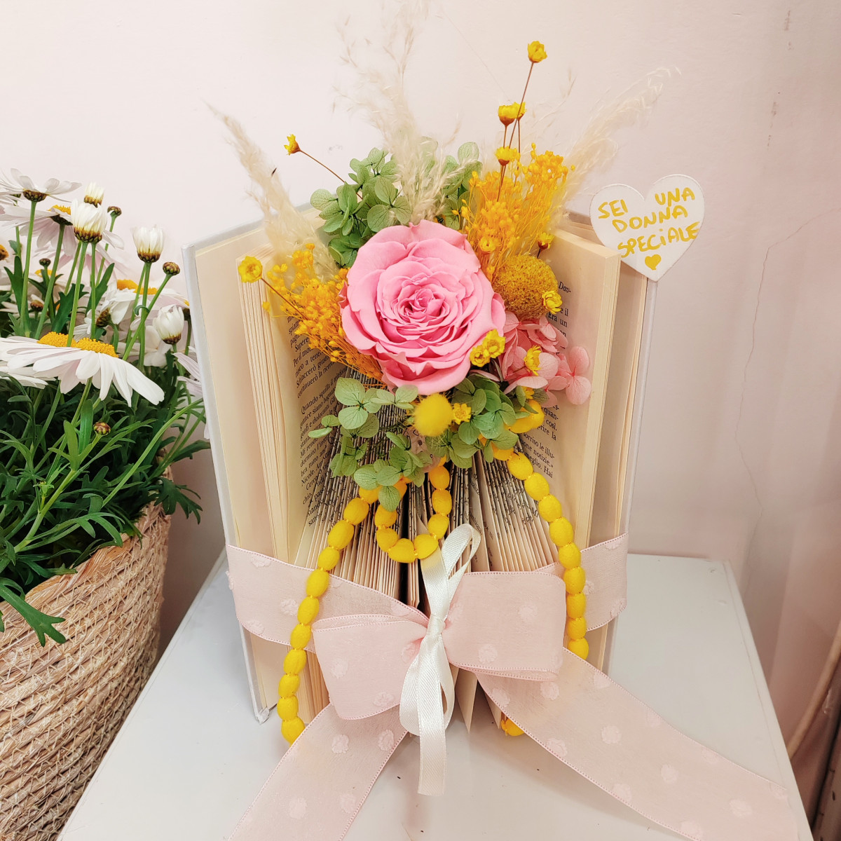 Composizione Rosa stabilizzata e libro