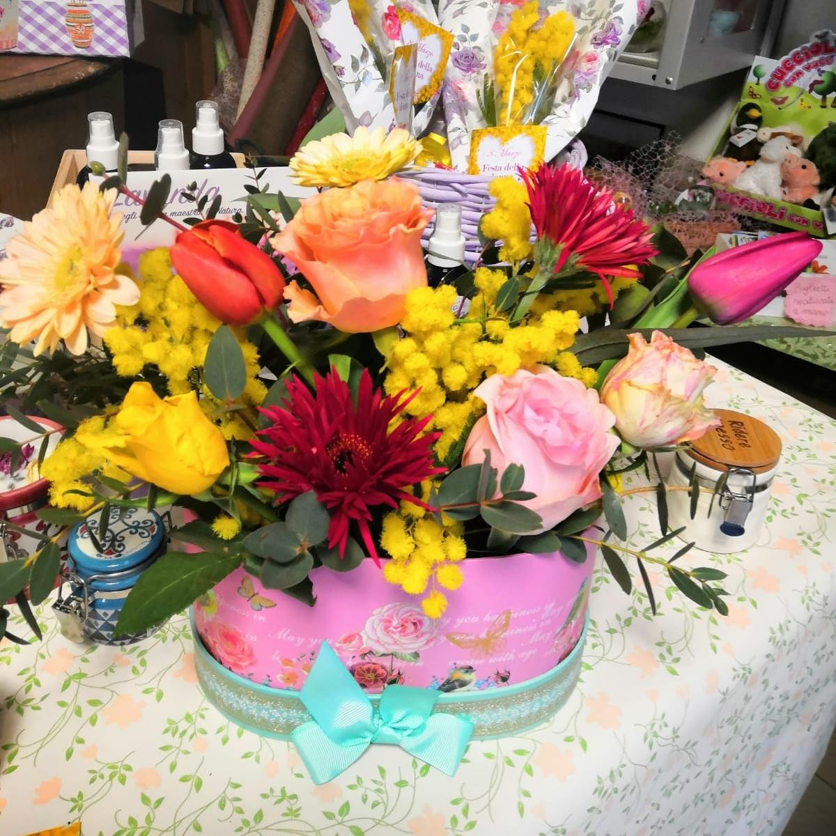 Box mimosa e fiori colorati (misura standard, colori casuali)