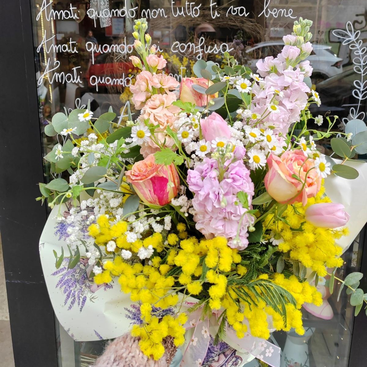 Bouquet violeacciocche, rose e mimosa(misura media)