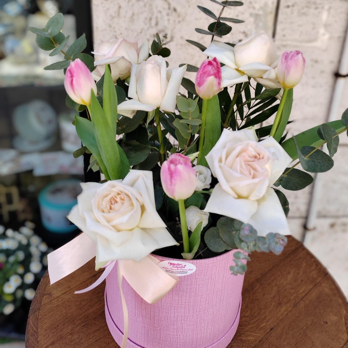 Box con rose bianche o colorate e fiori in abbinamento (misura standard, colori casuali)