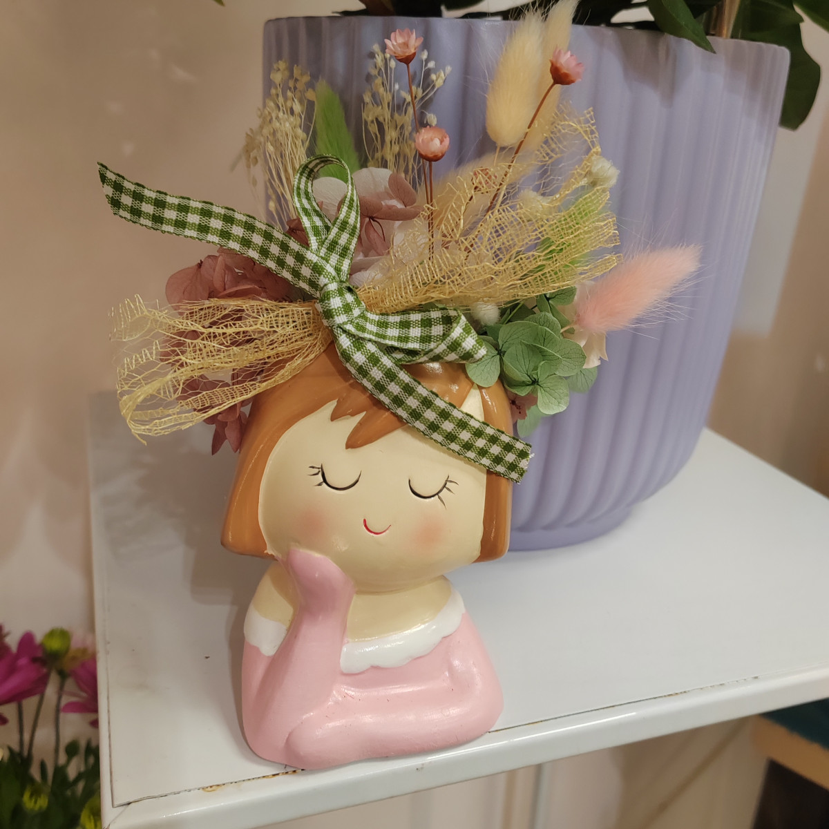 Bimba pensierosa in rosa