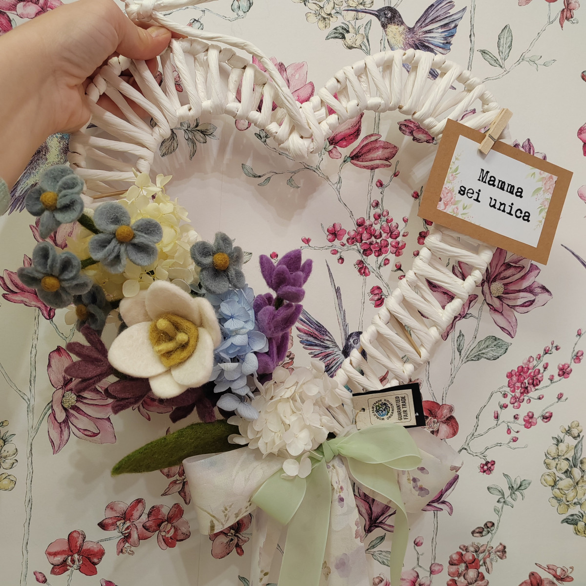 Cuore con fiori in lana