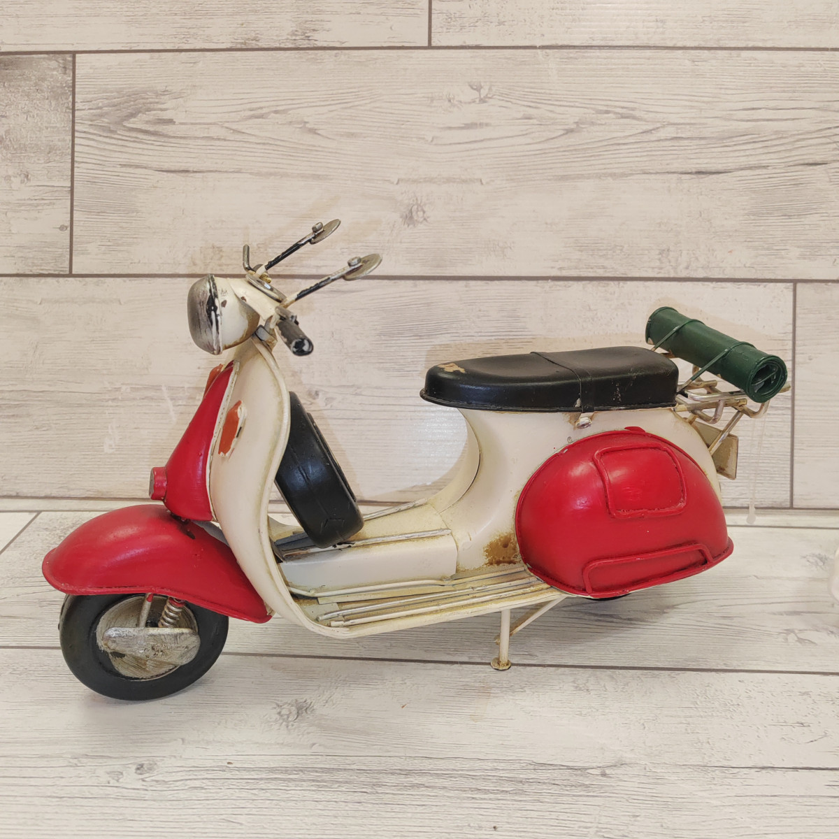 Vespa grande in metallo