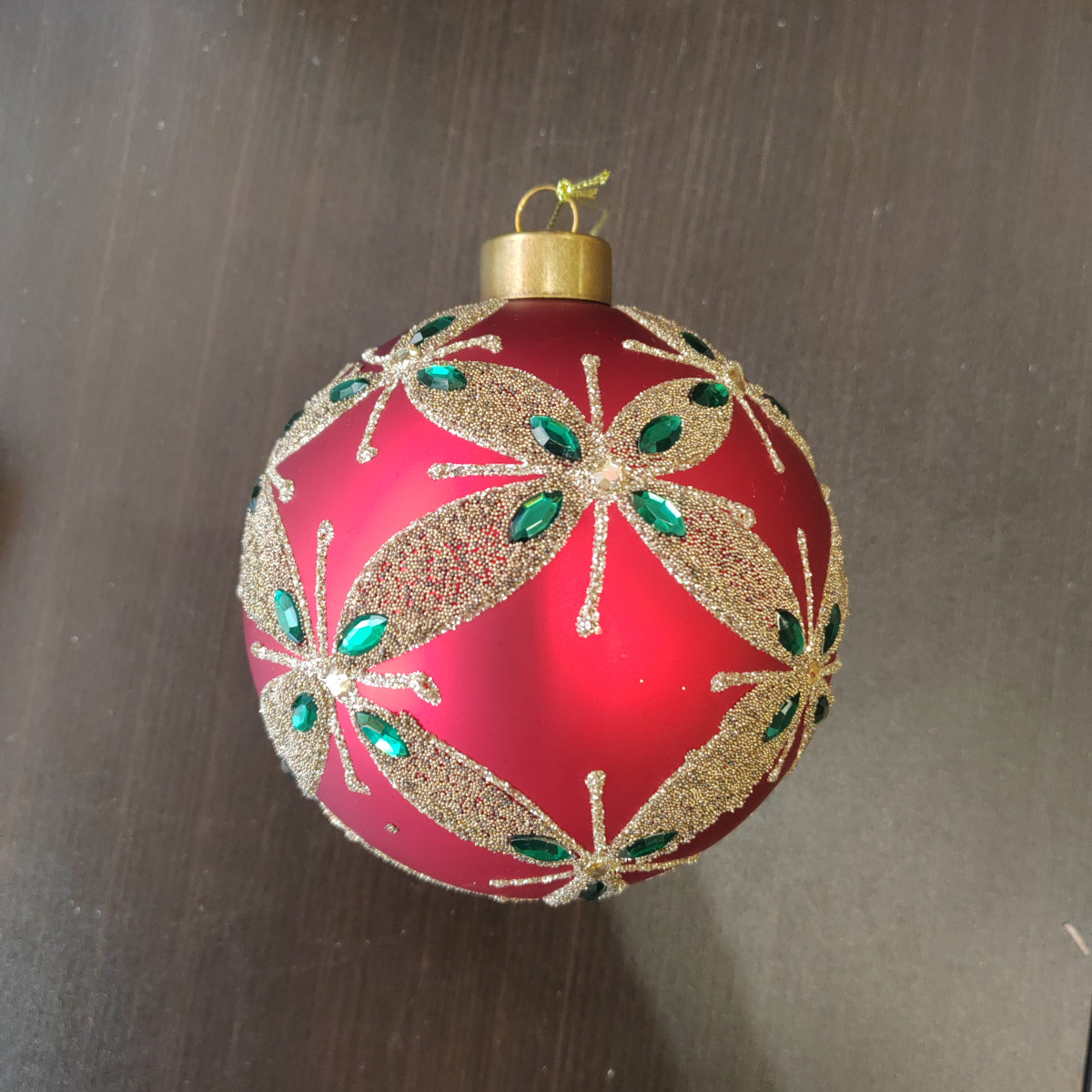 Sfera rossa in vetro con decorazioni verdi