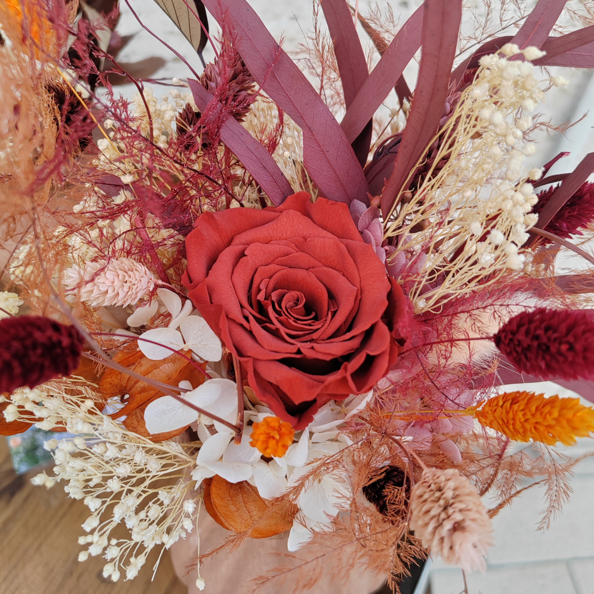 Composizione autunnale con rosa terracotta